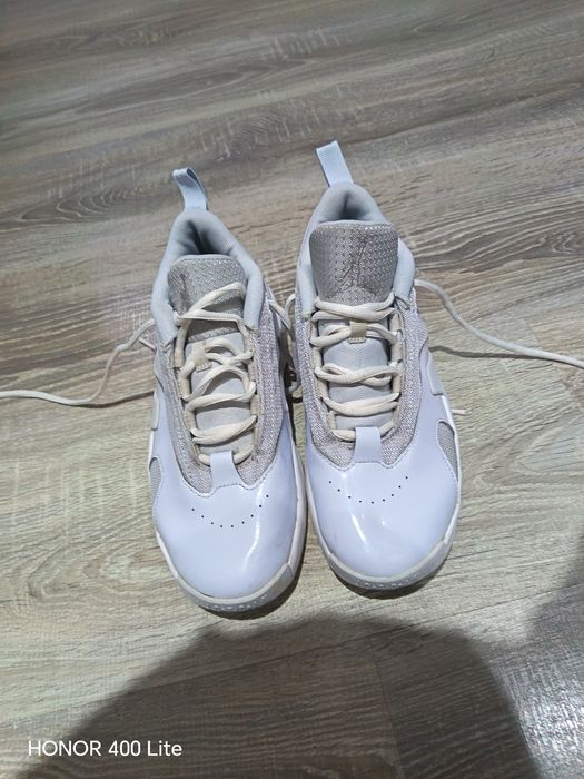 Adidași jordan aura 6