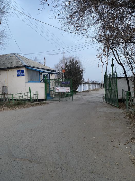 Гараж с большой ямой.