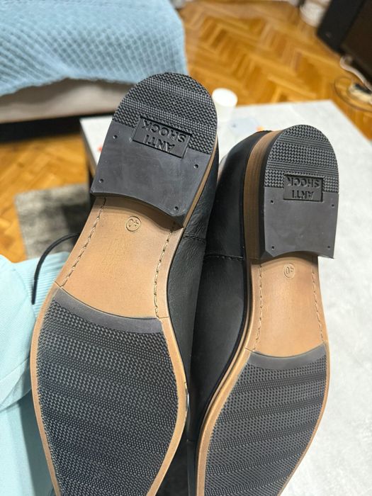 Италиански обувки от естетвена кожа 40 номер но стелката е 26см което