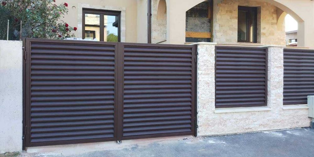 Garduri din panouri stil jaluzele, sipca metalica, tabla, plasa si BCA