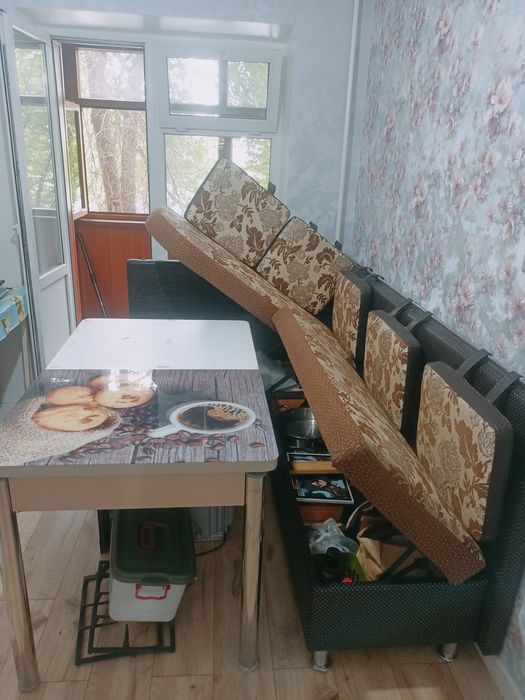 Кухонный стол с уголком