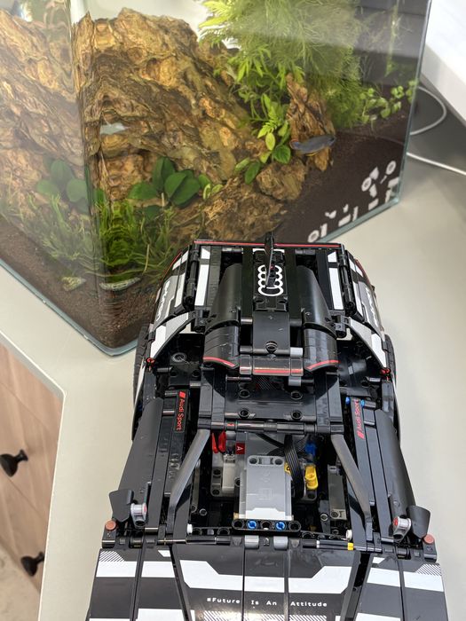 Lego машинка модель Audi RS Q e-tron с торгом