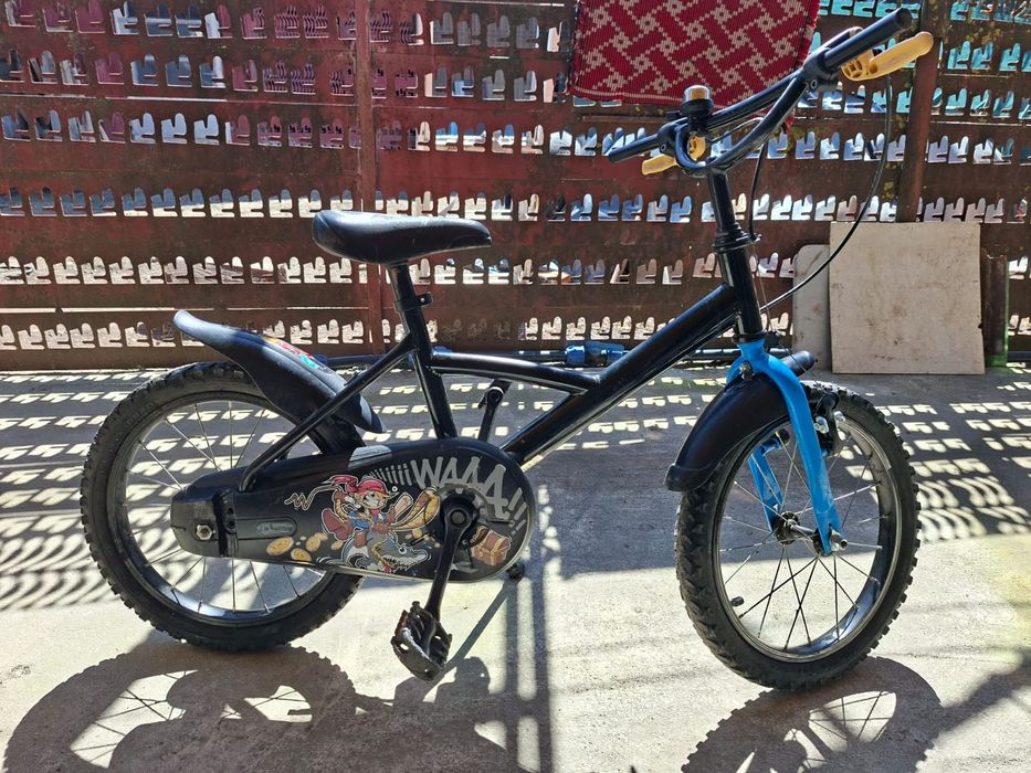 Aceasta este o bicicletă pentru copii B'Twin Pirate de 16 inchi, ideală pentru cei cu vârste cuprinse între 4 și 6 ani.