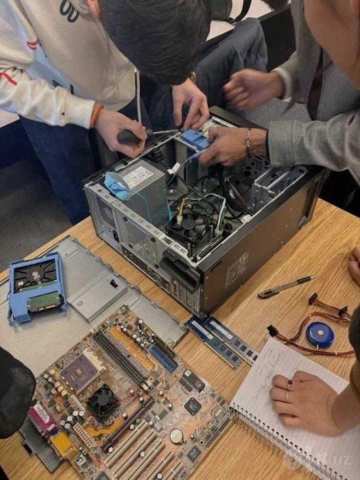 Kompyuter ustasi, Server va boshqa IT xizmatlari.