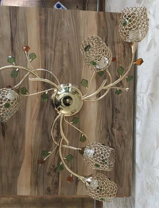 Продам люстру б/у 9000