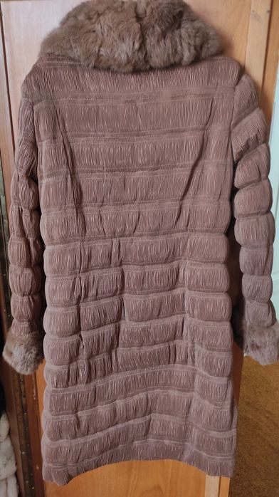 Дълго яке с естествен пух.