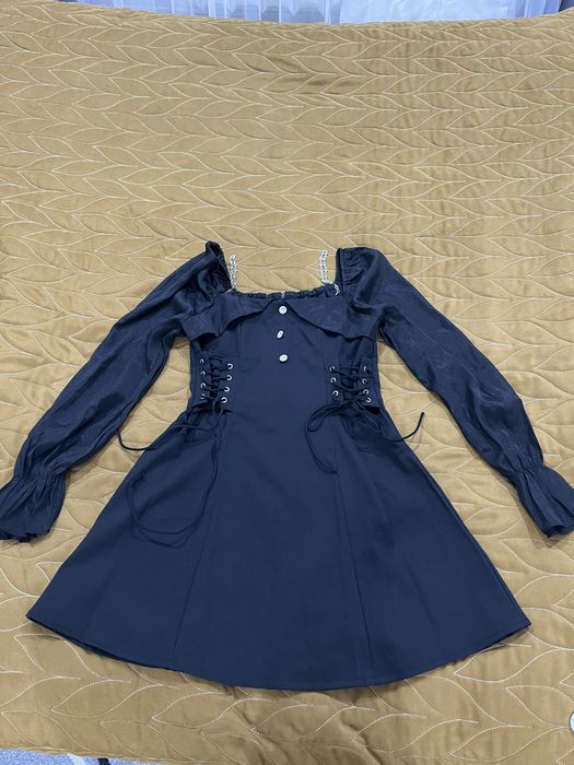 Короткое черное платье