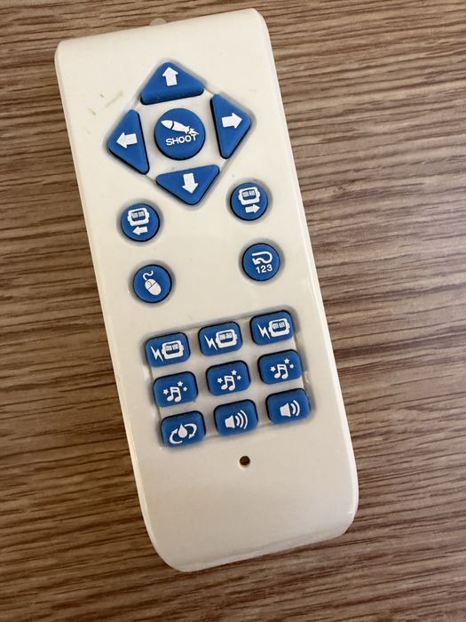 Робот белый, разговаривает