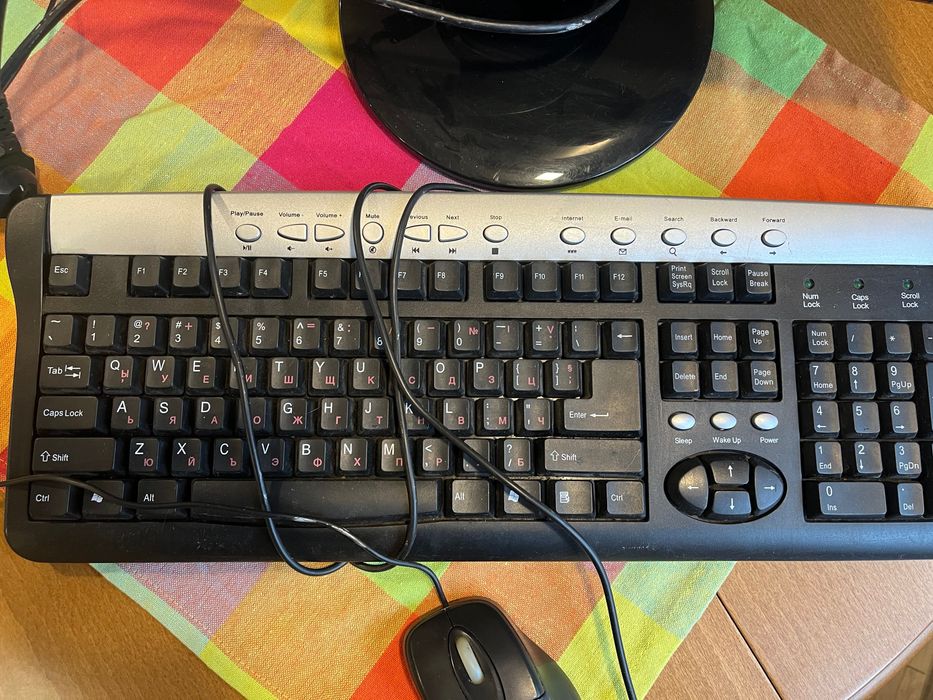 Монитор и клавиатура