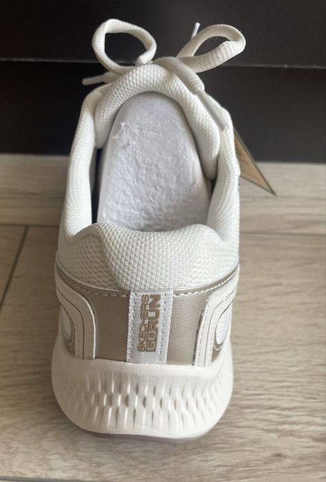 Продавам чисто нови маратонки Skechers 37,5 стелка 24,5см