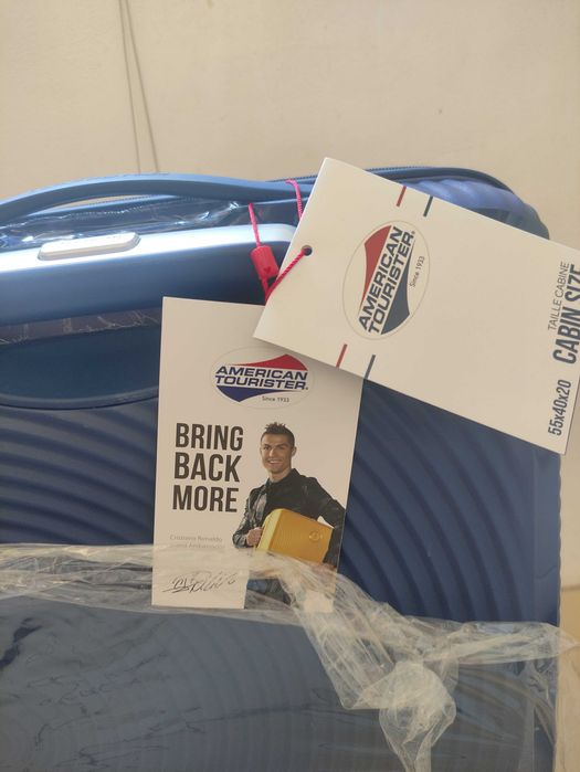 Куфар American Tourister Soundbox Spinner 55/20 TSA EXP – Midnight Navy (Моделът на Роналдо)