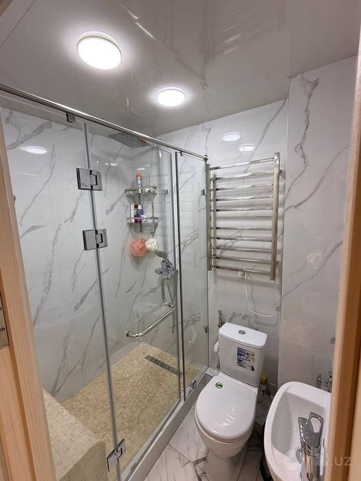 Aziz bozorda 2xona kvartira bor 2etaj yaxshi insonlarga beriladi.