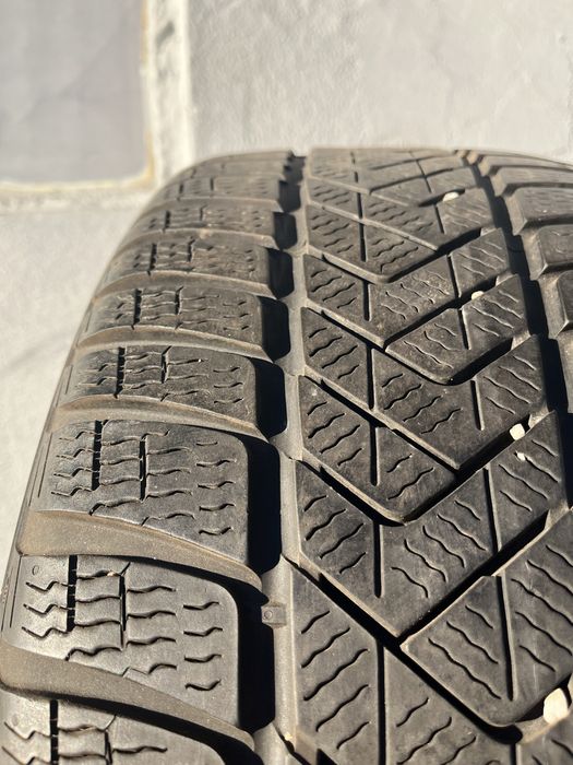 2 бр. зимни гуми 235/45/18 Pirelli DOT 4019 5,5 mm