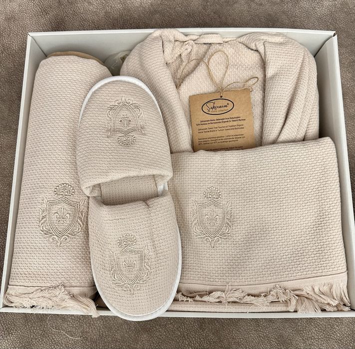 Набор банный (халат + тапочки + полотенца)