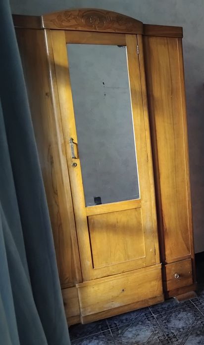 Старинен гардероб, масив