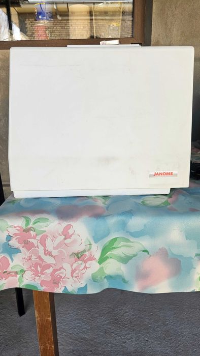 Продам швейную машинку JANOME
