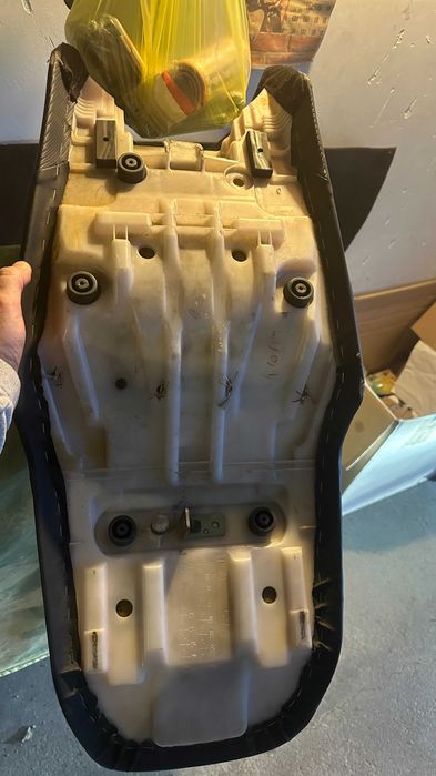 Продавам тунинг седалка за YAMAHA FZ-6, "Sargent" USA отлична!