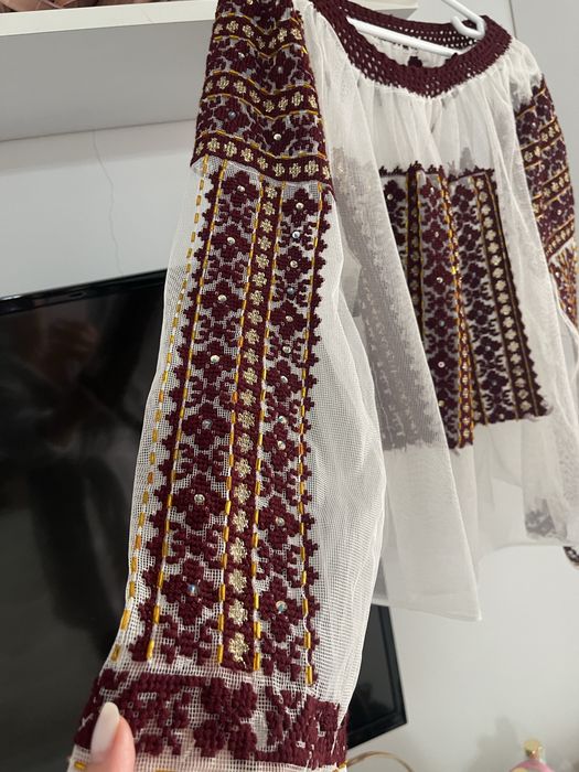Ie traditionala costum popular cusuta pe perdea
