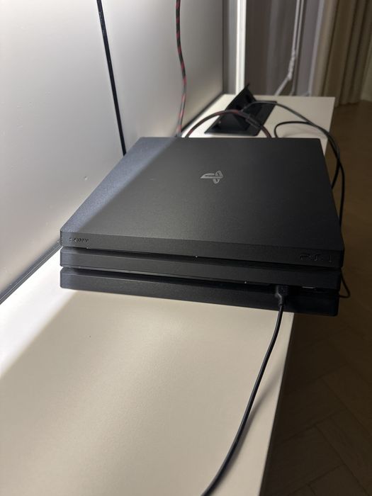 Ps4 pro отличное состоение дам с играми