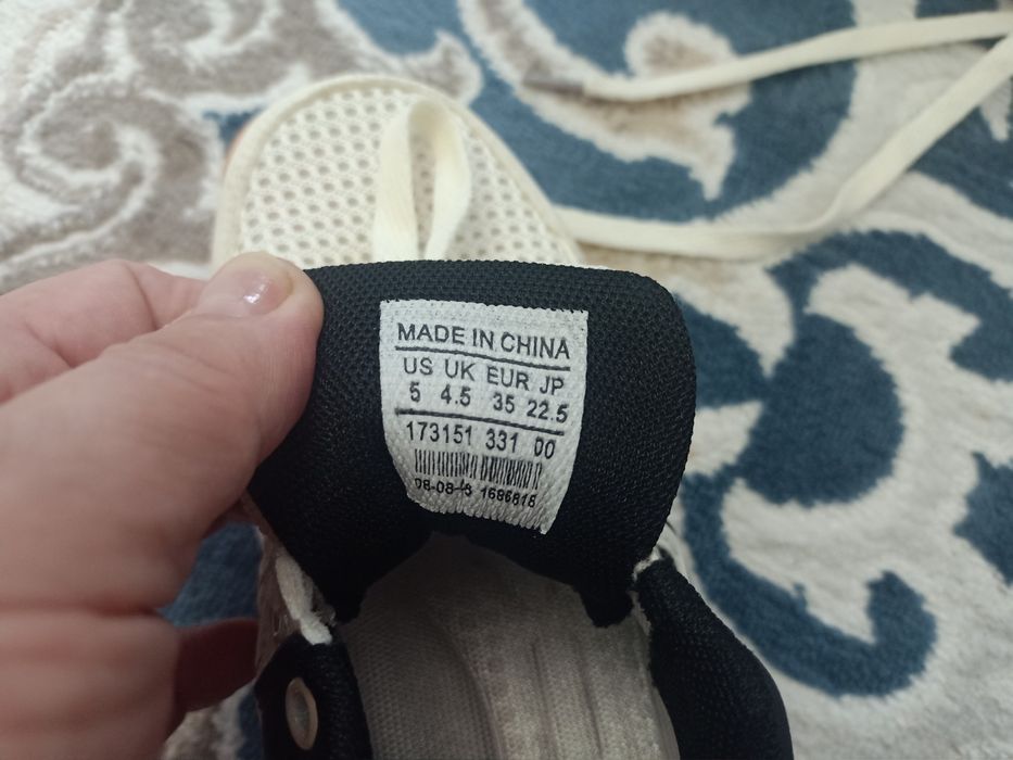 Продам Крассовки asics