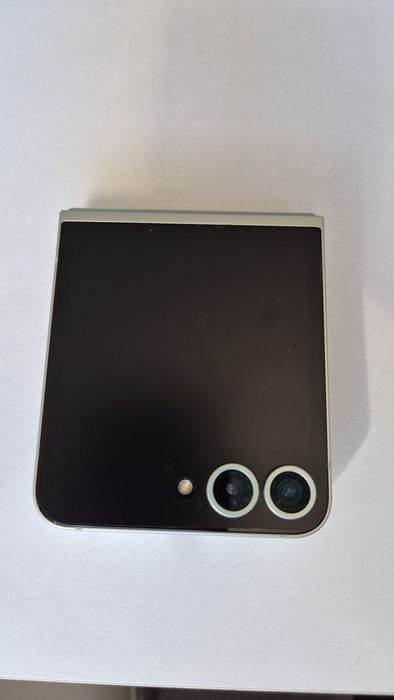 Samsung Z Flip 6. 2300 lei.