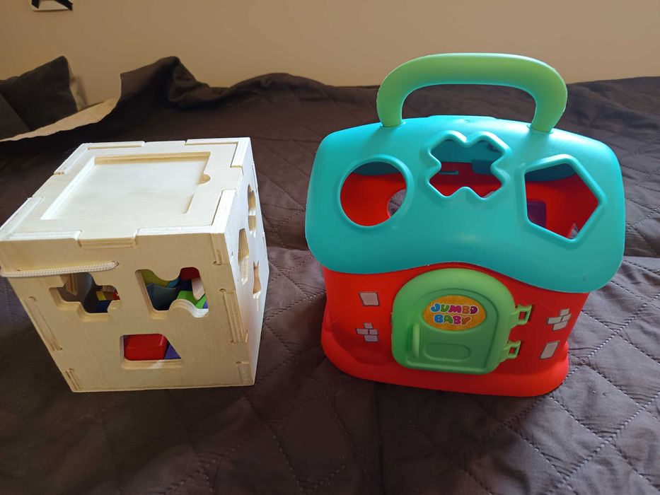 Дървен куб и къща.