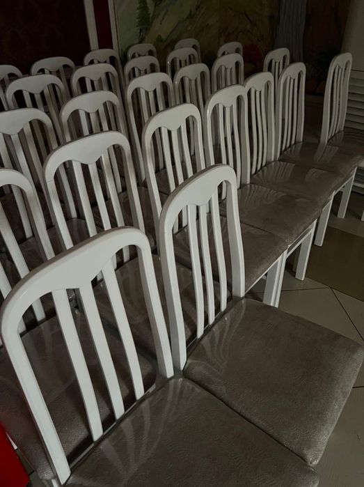 Стулья белые для кафе