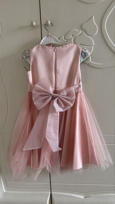 Платье нарядное, детское! На 5 лет!