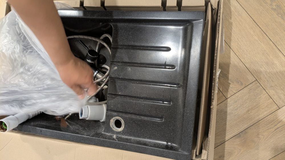 Раковина черная.