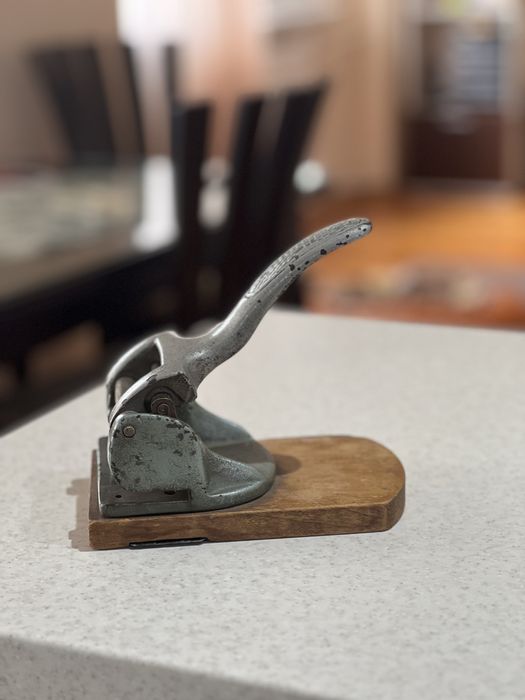 Старинен перфоратор за листи