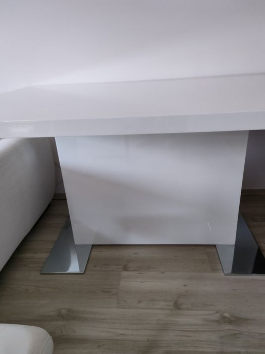 Трапезна маса бял гланц