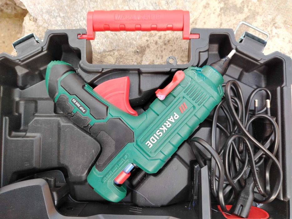 Пистолет, силикон, пръчици, нагорещява