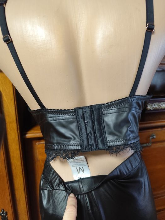 Bustiera și colanți M