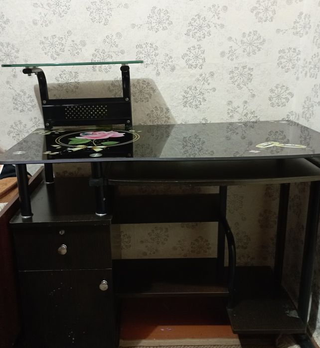 Продам компьютерный стол
