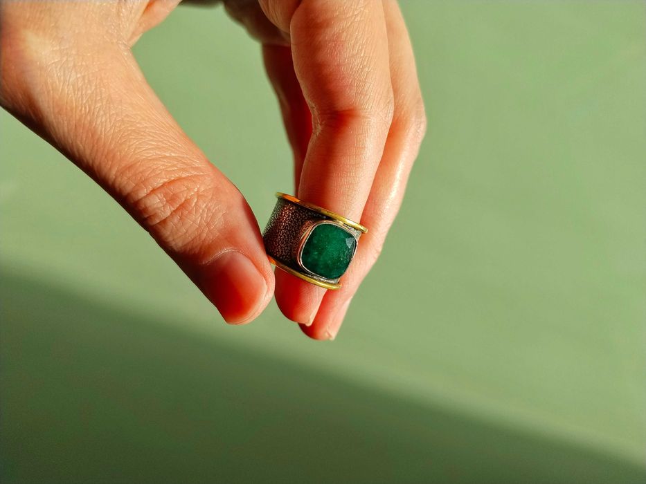Серебряное кольцо с натуральным изумрудом