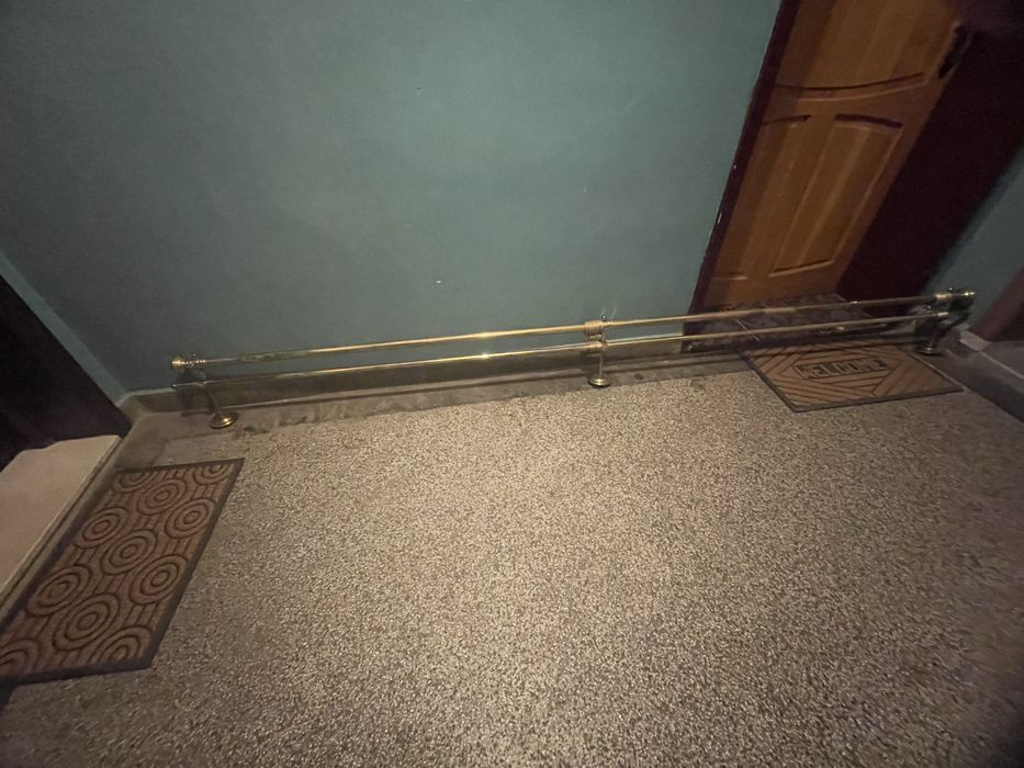 Масивен месингов курниз