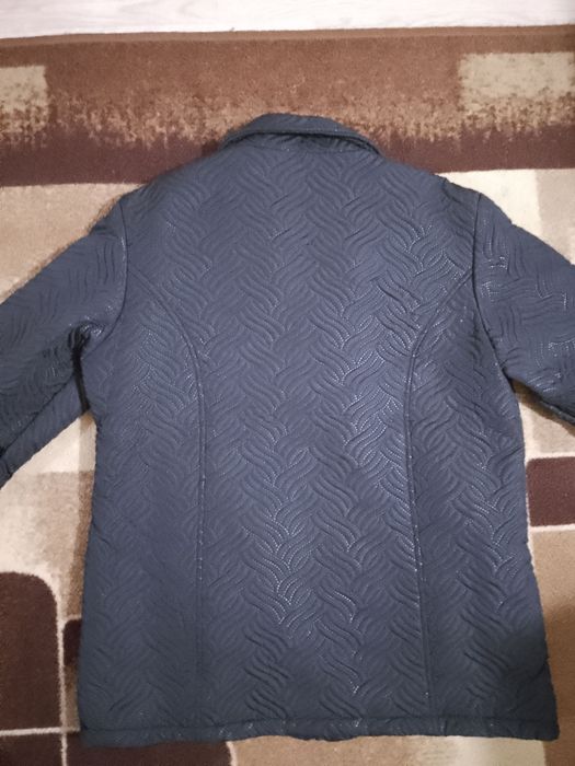 Дамско черно яке.