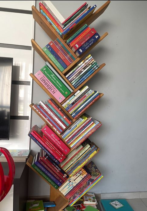 Голяма дървена етажерка за книги