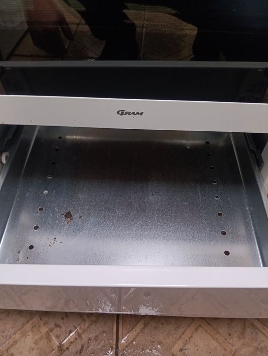 Като нова свободно стояща печка с керамичен плот Gram 2години гаранция