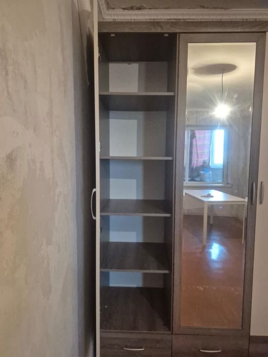 Трехдверный шкаф