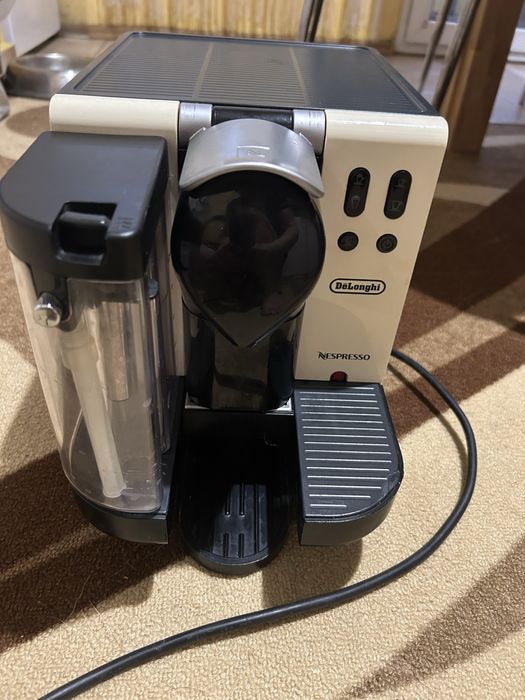 Кафе машина с капсули Delonghi nespresso