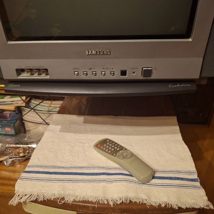 Телевизор SAMSUNG PLANO и стойка за стена