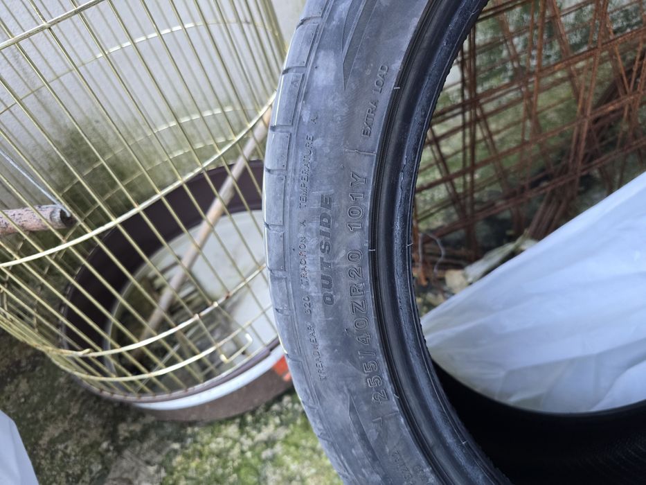 Vand anvelope pe 2 dimensiuni 295 35 20 si 255 40 20