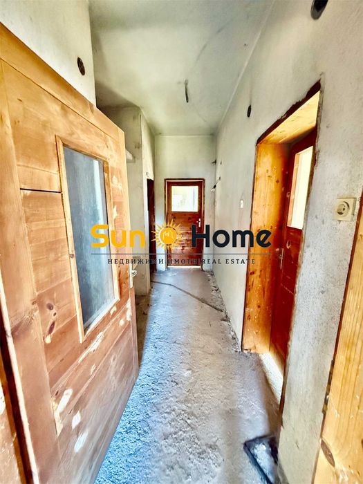 Масивна четириетажна тухлена къща с двор в идеалния център