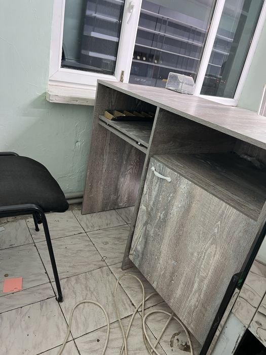 Шкафы, стелложи, стол.