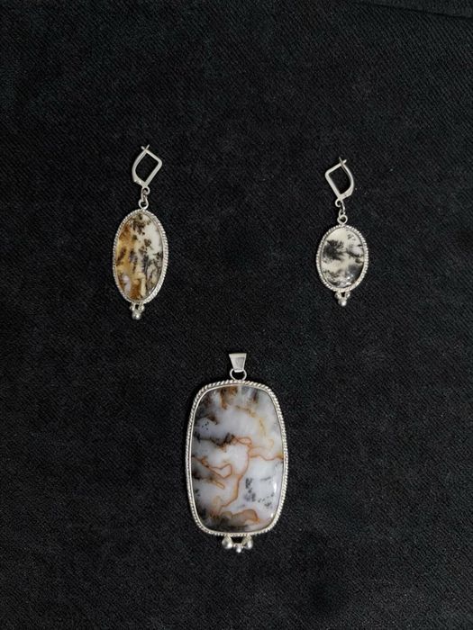 Продам эксклюзивный комплект из чистого серебра