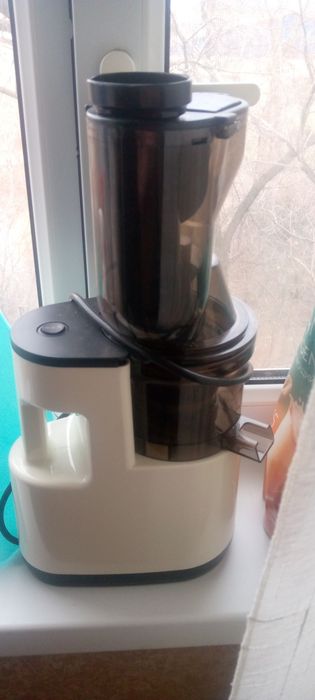 Соковыжималка шнековая новая