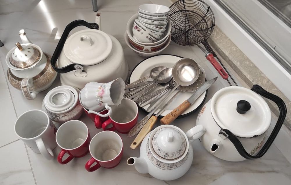 Әр түрлі ыдыстар сатылады