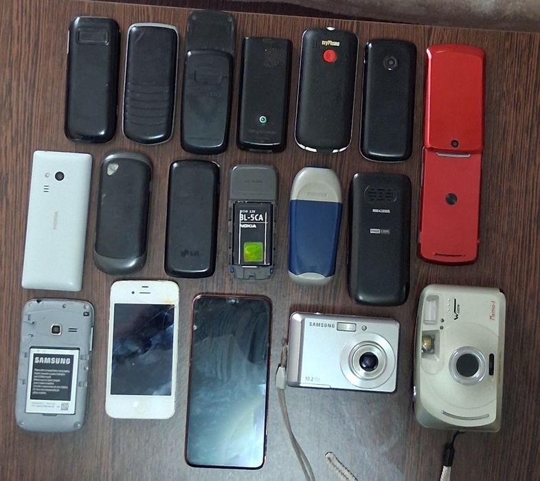 Telefoane de colecție unele funcționale