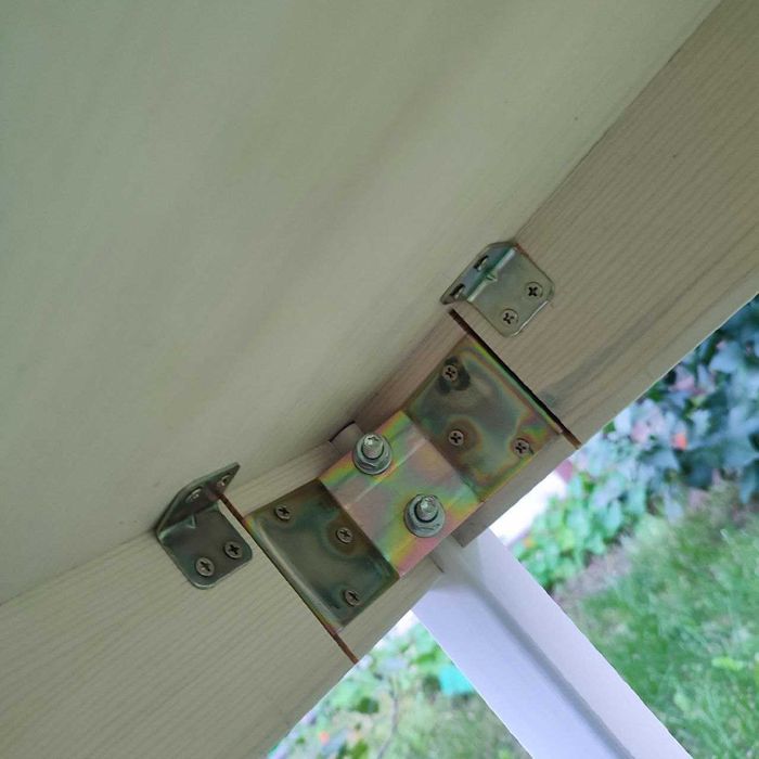 Стол и табуреты продам (стол и 4 табурета)